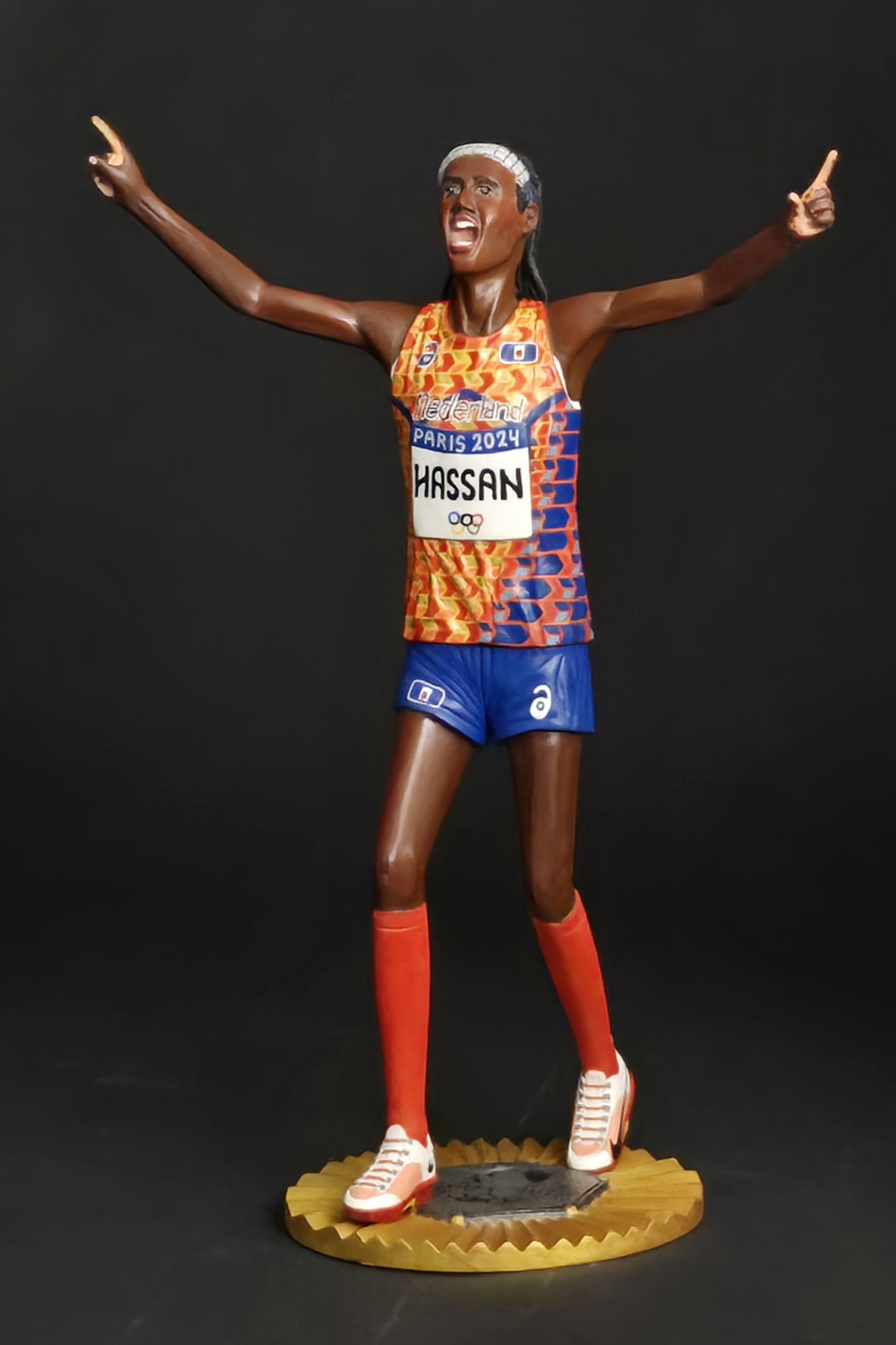 (2026) Sifan Hassan — houtsnijwerk door Willem Bloemendaal